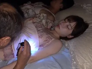 Cô gái xinh đẹp ngực to! Sử dụng ngực lớn để quan hệ bằng miệng! Cặp đôi này vào phòng và quan hệ tình dục. Họ nắm lấy cái của quý và mút nó. Họ giữ chặt cái mông béo và tiến vào từ phía sau. Hai con vú rung chuyển trong tư thế cưỡi ngựa...